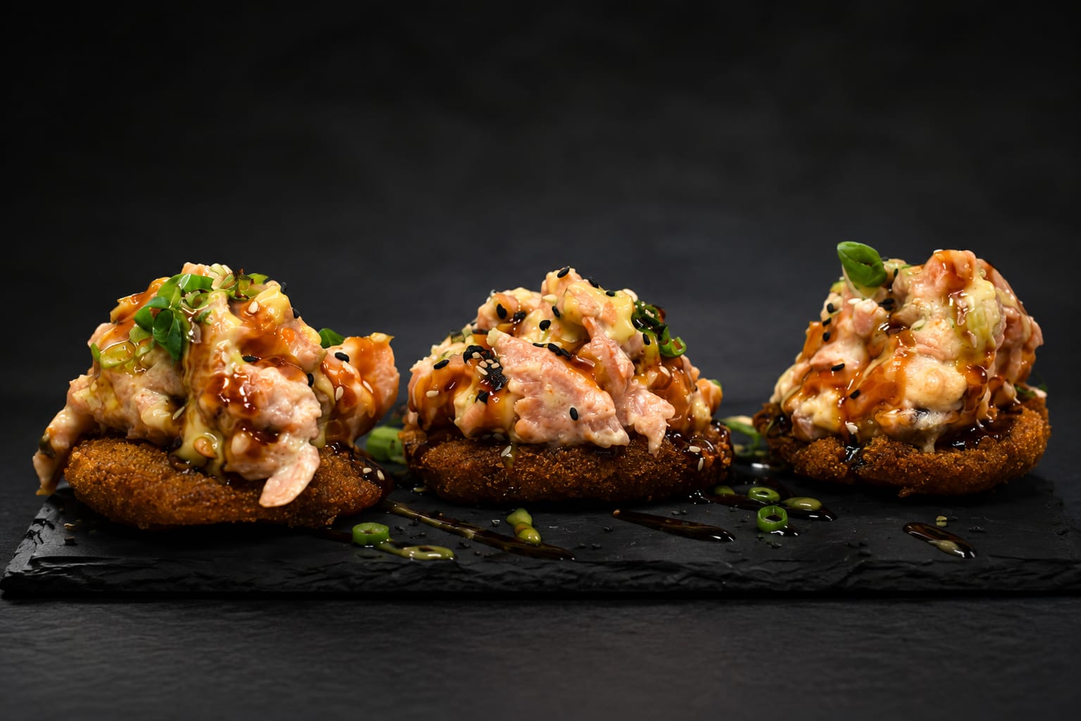 Nofukai de AKURI SUSHI — arroz crujiente con salmón y ensalada dinamita